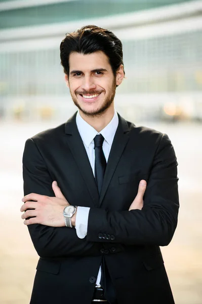 Joven Hombre Negocios Aire Libre Sonriendo Con Confianza — Foto de Stock