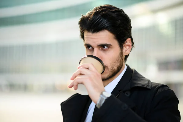 Knap Elegant Geklede Man Met Een Kopje Koffie Buiten — Stockfoto
