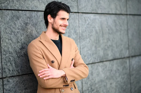 Beau Jeune Homme Souriant Plein Air Dans Des Tissus Élégants — Photo