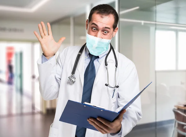 Maskeli Doktor Koronavirüs Gibi Komik Bir Belgeyi Okurken Şaşırmış Bir — Stok fotoğraf