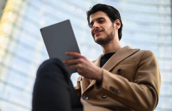 Jovem Bonito Usando Tablet Digital Banco Livre — Fotografia de Stock