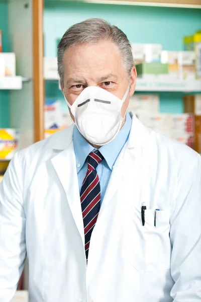 マスクを身に着けている彼の店で働く薬剤師の肖像画 コロナウイルスの概念 — ストック写真