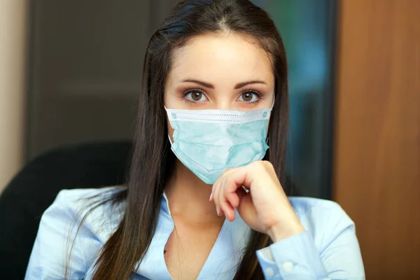 Joven Gerente Con Máscara Concepto Coronavirus —  Fotos de Stock