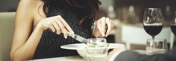 Frau Beim Abendessen Luxusrestaurant — Stockfoto