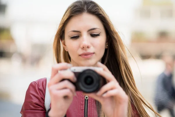 Donna Che Usa Sua Macchina Fotografica Mirrorless Una Città — Foto Stock