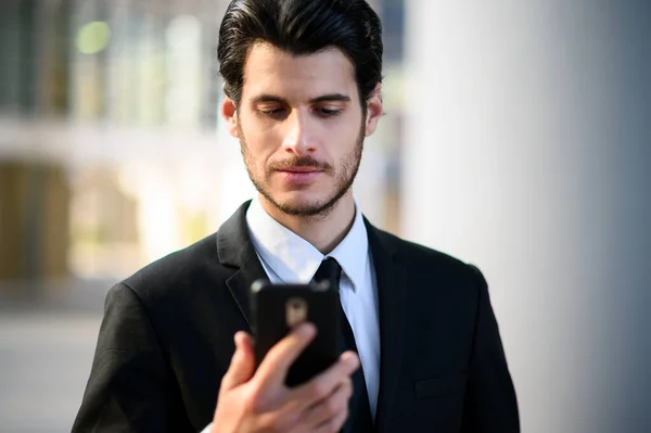 Όμορφος Νέος Διευθυντής Χρησιμοποιώντας Ένα Smartphone — Φωτογραφία Αρχείου