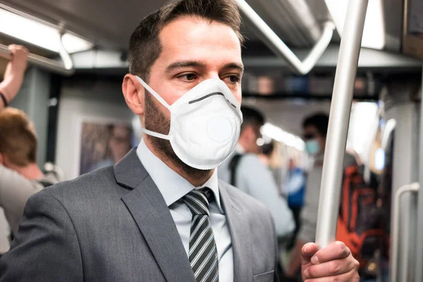 地下鉄に乗る仮面ビジネスマン コロナウイルス都市交通と安全コンセプト — ストック写真