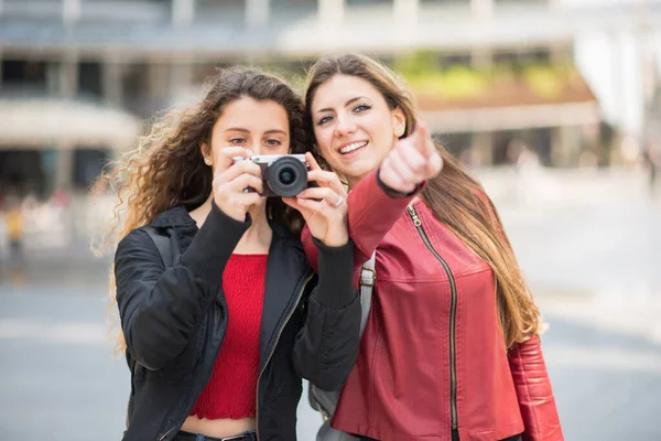 Női Barátok Segítségével Egy Tükör Nélküli Digitális Fényképezőgép Egy Városban — Stock Fotó