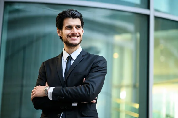 Jovem Empresário Livre Sorrindo Confiantemente — Fotografia de Stock
