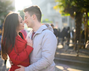 Genç çift dışarıda tutkuyla öpüşüyor.