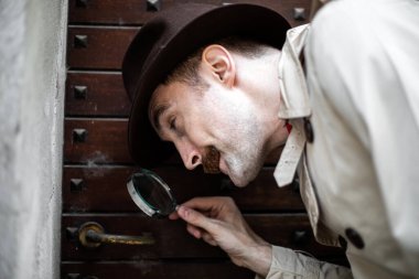 Bir büyüteç kullanarak Dedektif