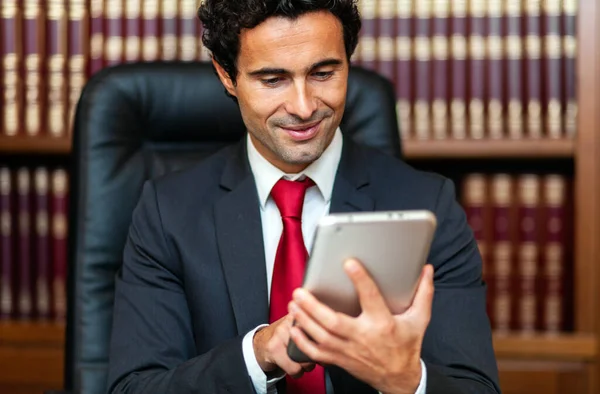 Empresário Usando Seu Tablet Seu Estúdio — Fotografia de Stock