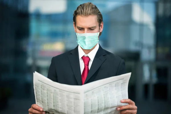 Enmascarado Guapo Hombre Negocios Leyendo Periódico — Foto de Stock