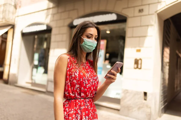 Masked Young Woman Walking City While Using Her Mobile Phone — Stock Photo, Image