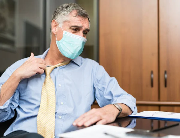 Personas Que Llevan Una Máscara Quirúrgica Sufriendo Por Clima Cálido — Foto de Stock