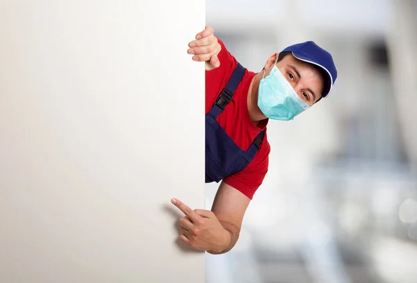 Portrait Friendly Masked Worker Pointing His Finger Blank Board — Stock Photo, Image