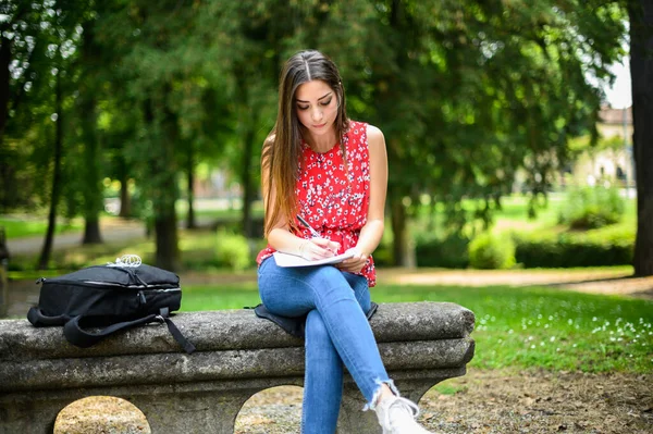 Bella Studentessa Universitaria Che Legge Libro Una Panchina Parco — Foto Stock