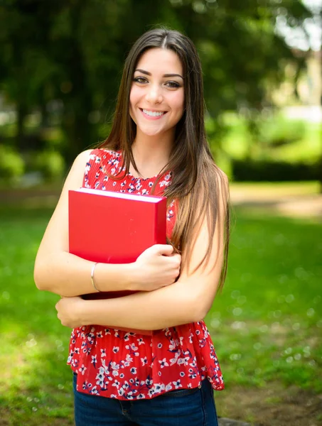 Bella Studentessa Che Tiene Libro All Aperto — Foto Stock