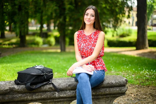 Piękna Studentka Czyta Książkę Ławce Parku — Zdjęcie stockowe