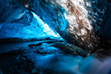 Blue Ice mağara İzlanda'daki buzul altında