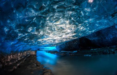 Blue Ice mağara İzlanda'daki buzul altında