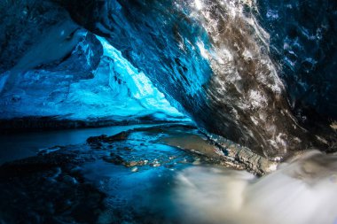 Blue Ice mağara İzlanda'daki buzul altında