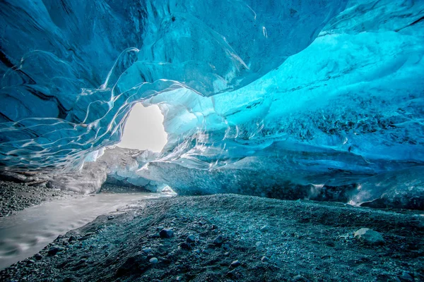 Caverna de gelo azul sob o glaciar na Islândia — Fotografia de Stock