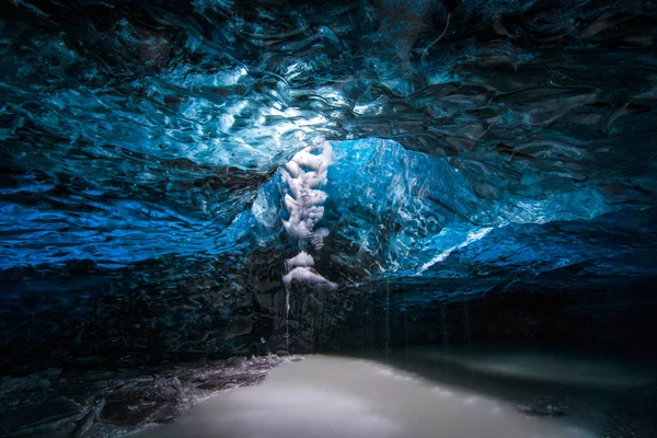 Blå is grotta under glaciären i Island — Stockfoto