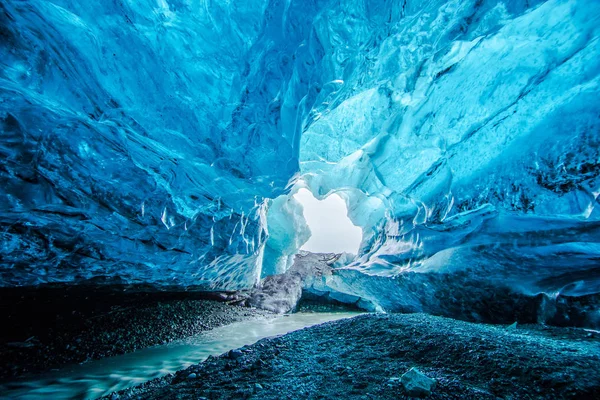 在冰岛冰川下的蓝色的冰洞 — 图库照片