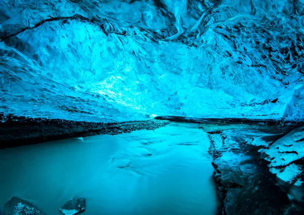 Caverna de gelo azul sob o glaciar na Islândia — Fotografia de Stock