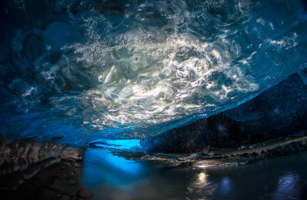 Caverna de gelo azul sob o glaciar na Islândia — Fotografia de Stock