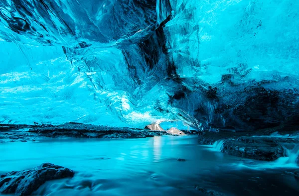 Modrá ledová jeskyně v ledovci na Islandu — Stock fotografie