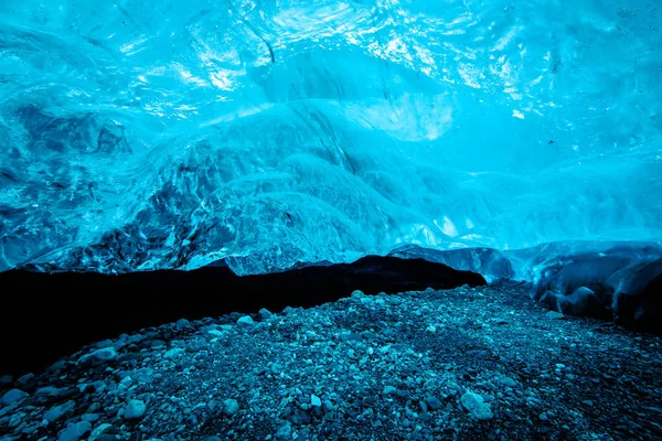 Caverna de gelo azul sob o glaciar na Islândia — Fotografia de Stock