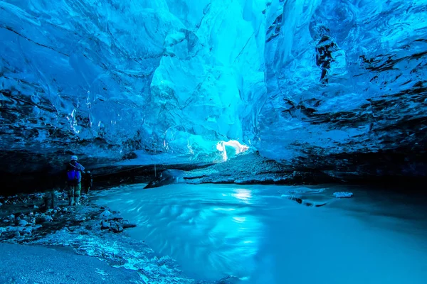 Niebieska jaskinia pod lodowcem w Islandii — Zdjęcie stockowe