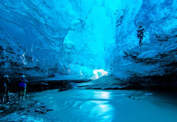 Blå is grotta under glaciären i Island — Stockfoto