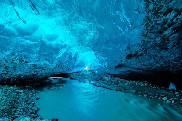 Grotte de glace bleue sous le glacier en Islande — Photo