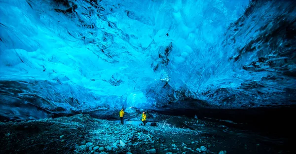 Visitando el hielo azul de la cueva glaciar de cristal en Islandia Fotos De Stock