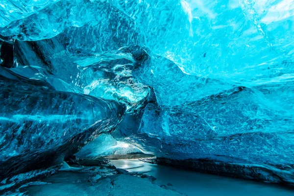 Cueva de hielo azul bajo el glaciar en Islandia Fotos De Stock Sin Royalties Gratis