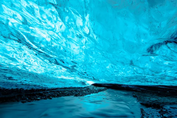 Cueva de hielo azul bajo el glaciar en Islandia Imagen De Stock