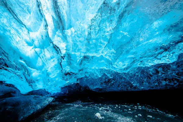 Cueva de hielo azul bajo el glaciar en Islandia Imagen De Stock