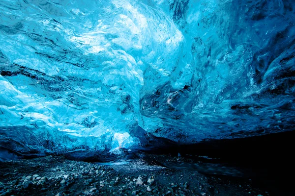 Niebieska jaskinia pod lodowcem w Islandii Zdjęcia Stockowe bez tantiem