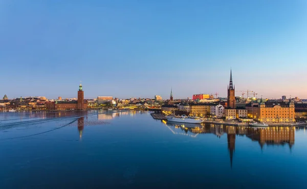 Panoramiczny widok na centrum Sztokholmu o świcie, zostaną uwzględnione w zamarzniętej wody. Obrazek Stockowy