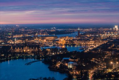 Geceleri Stockholm şehir merkezinin çarpıcı havadan görünümü.