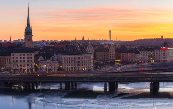 Wschód słońca nad sztokholmskie Stare Miasto, pociąg śledzi. Obrazek Stockowy