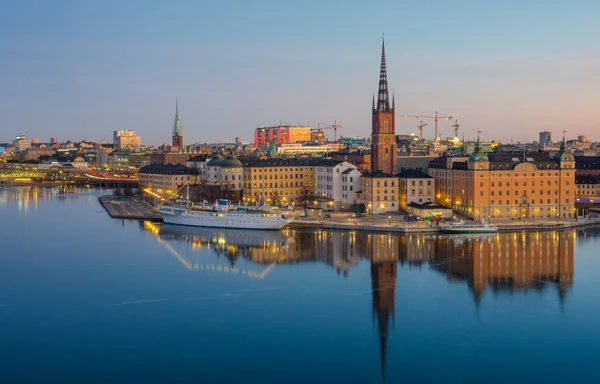 Sztokholm stare miasto odzwierciedlenie na zamarzniętej wody o świcie. Obraz Stockowy