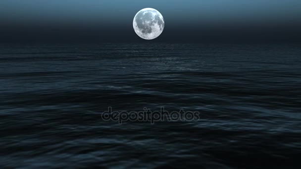 Camino de la luz de la luna con baja luna tonta sobre el mar — Vídeos de Stock