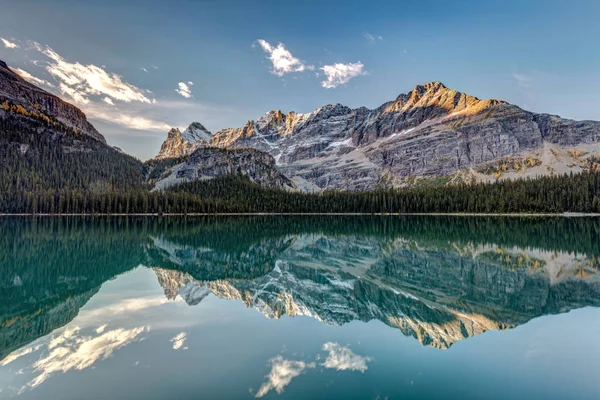 Reflejo de otoño de Rockies canadienses — Foto de Stock