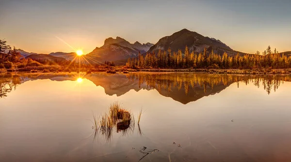 Salida del sol en los lagos del bermellón de Banff — Foto de Stock