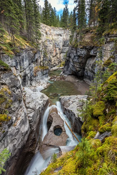 Água azul-turquesa do cénico Lago Louise — Fotografia de Stock