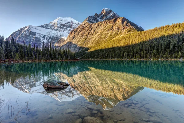 Riflessione sul lago Cavell — Foto Stock